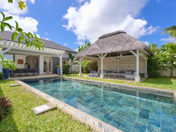Villa avec piscine et jardin tropical à Grand Baie, résidence sécurisée.