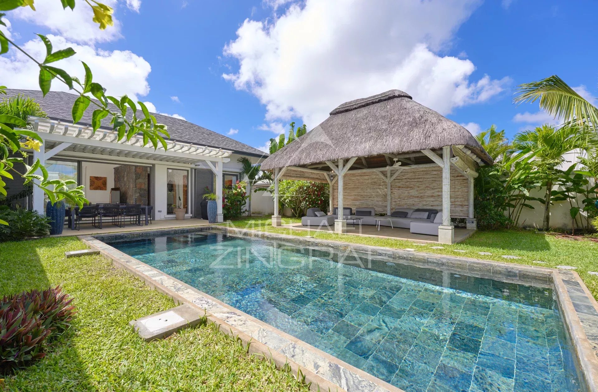 Villa avec piscine et jardin tropical à Grand Baie, résidence sécurisée.