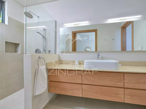 Salle de bain moderne avec douche et lavabo dans une villa à Grand Baie.