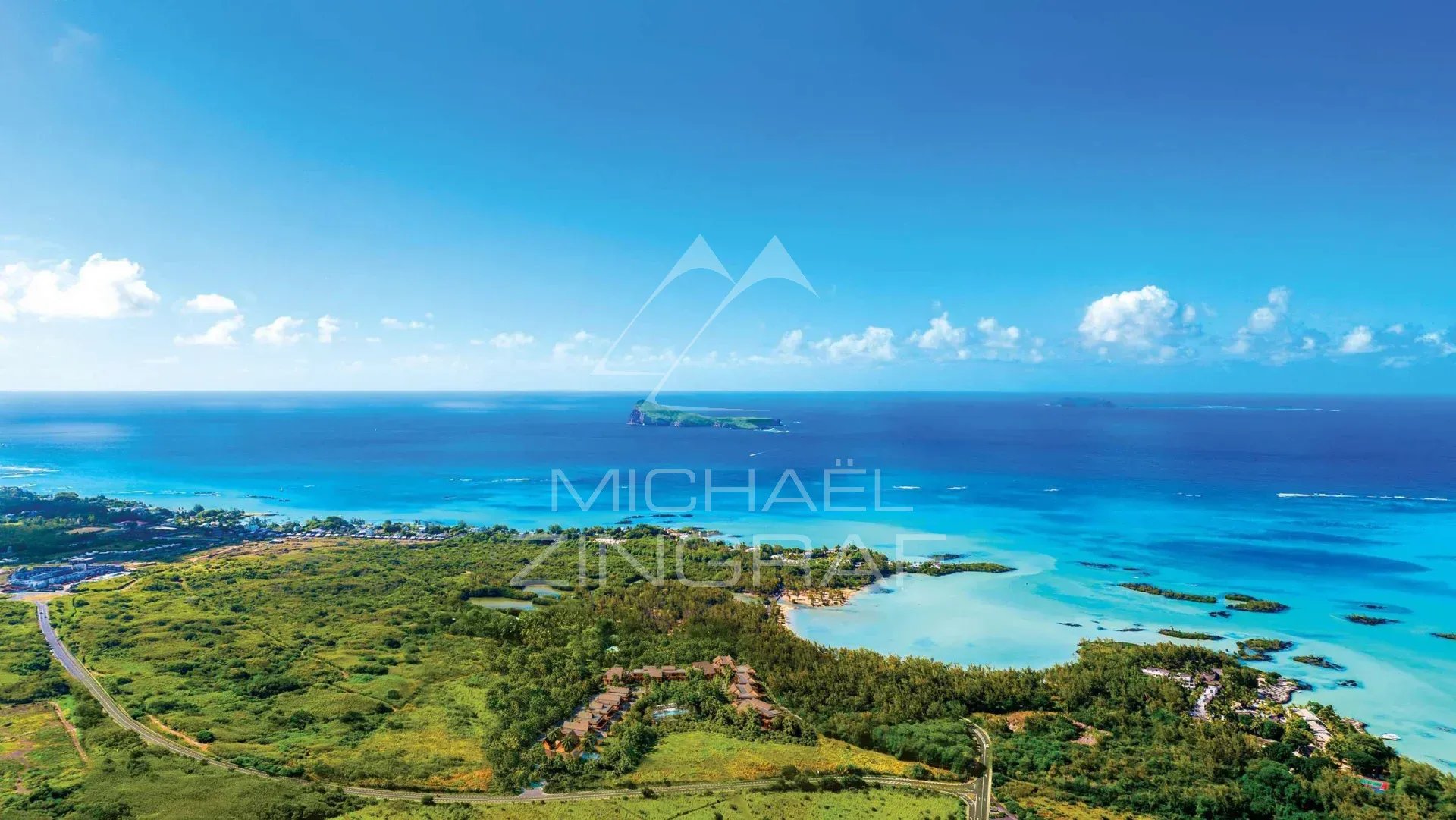Vue aérienne d’Anse La Raie, Île Maurice Vue aérienne de la côte d'Anse La Raie à l'île Maurice, avec mer turquoise et végétation luxuriante.