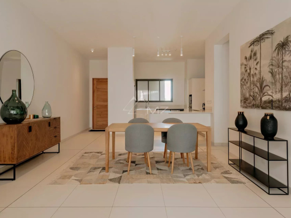 Intérieur d'un penthouse moderne avec table à manger et décoration élégante à Pereybere, Ile Maurice.