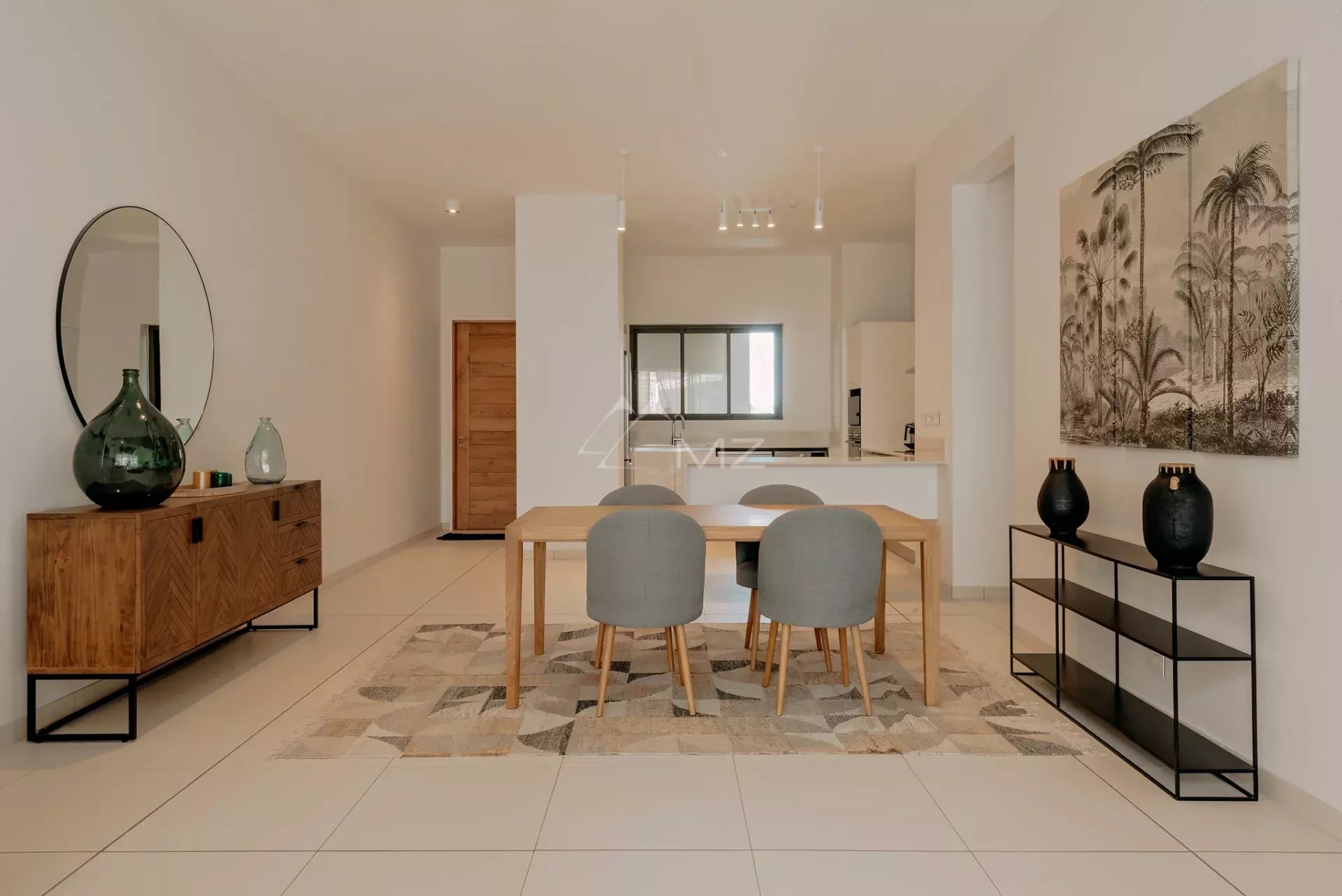 Penthouse moderne à Pereybere Intérieur d'un penthouse moderne avec table à manger et décoration élégante à Pereybere, Ile Maurice.