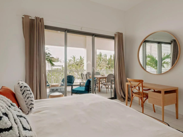 Chambre d'un penthouse à Pereybere avec vue sur la mer et mobilier moderne.