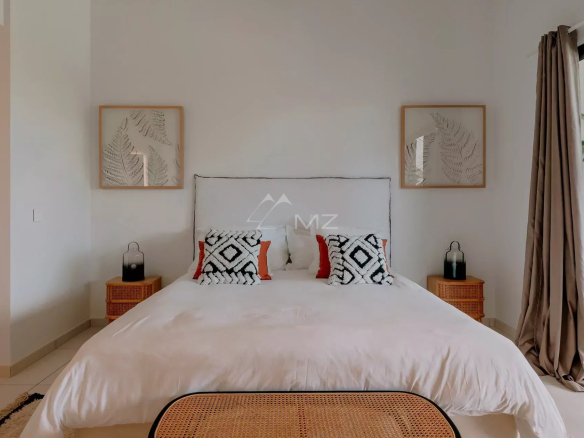 Chambre d'un penthouse à Pereybere, Ile Maurice, avec lit double et décoration moderne.