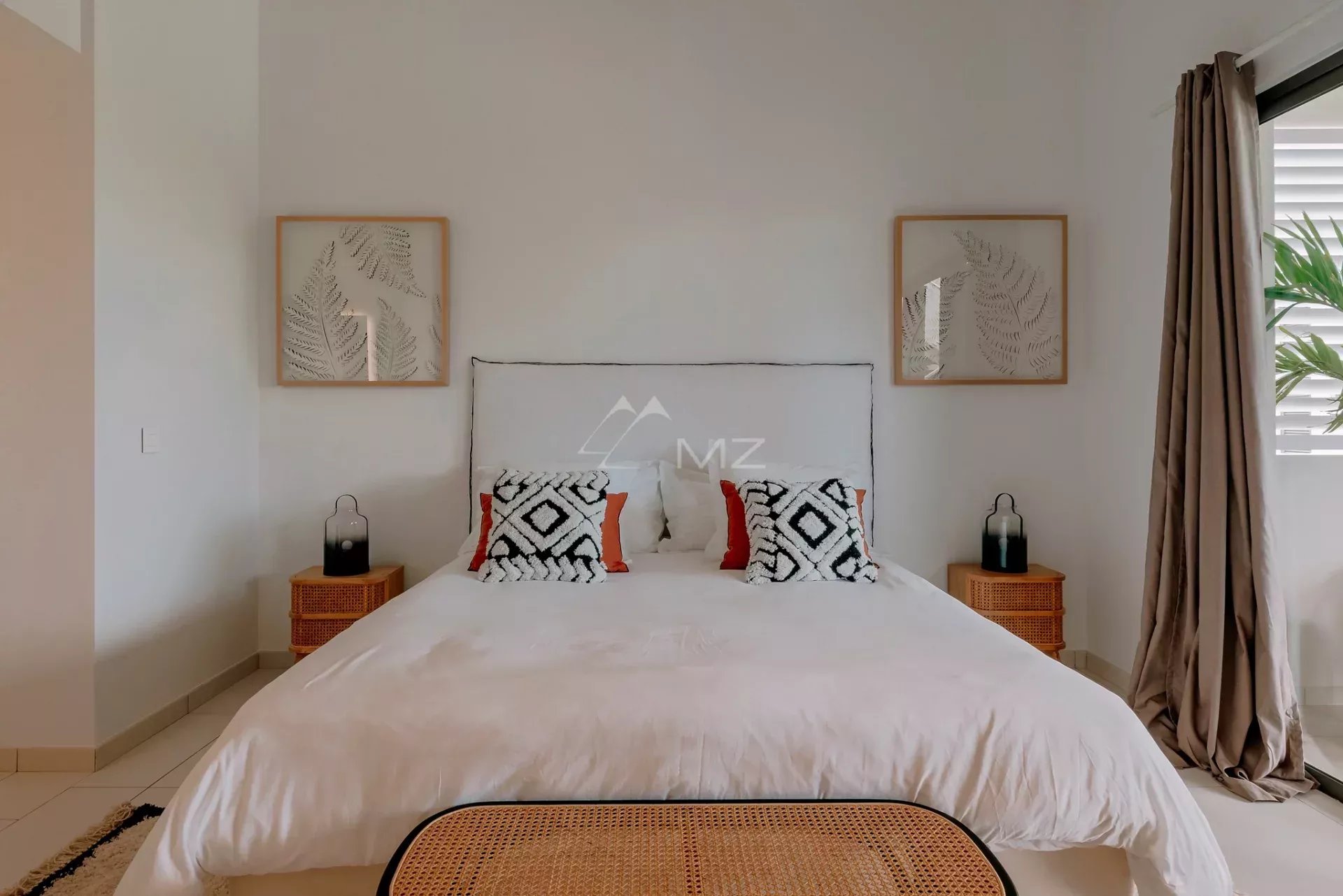 Chambre de penthouse à Pereybere Chambre d'un penthouse à Pereybere, Ile Maurice, avec lit double et décoration moderne.