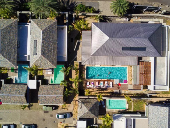 Vue aérienne de Marguery Villas avec piscine et villas entourées de verdure à Rivière Noire.