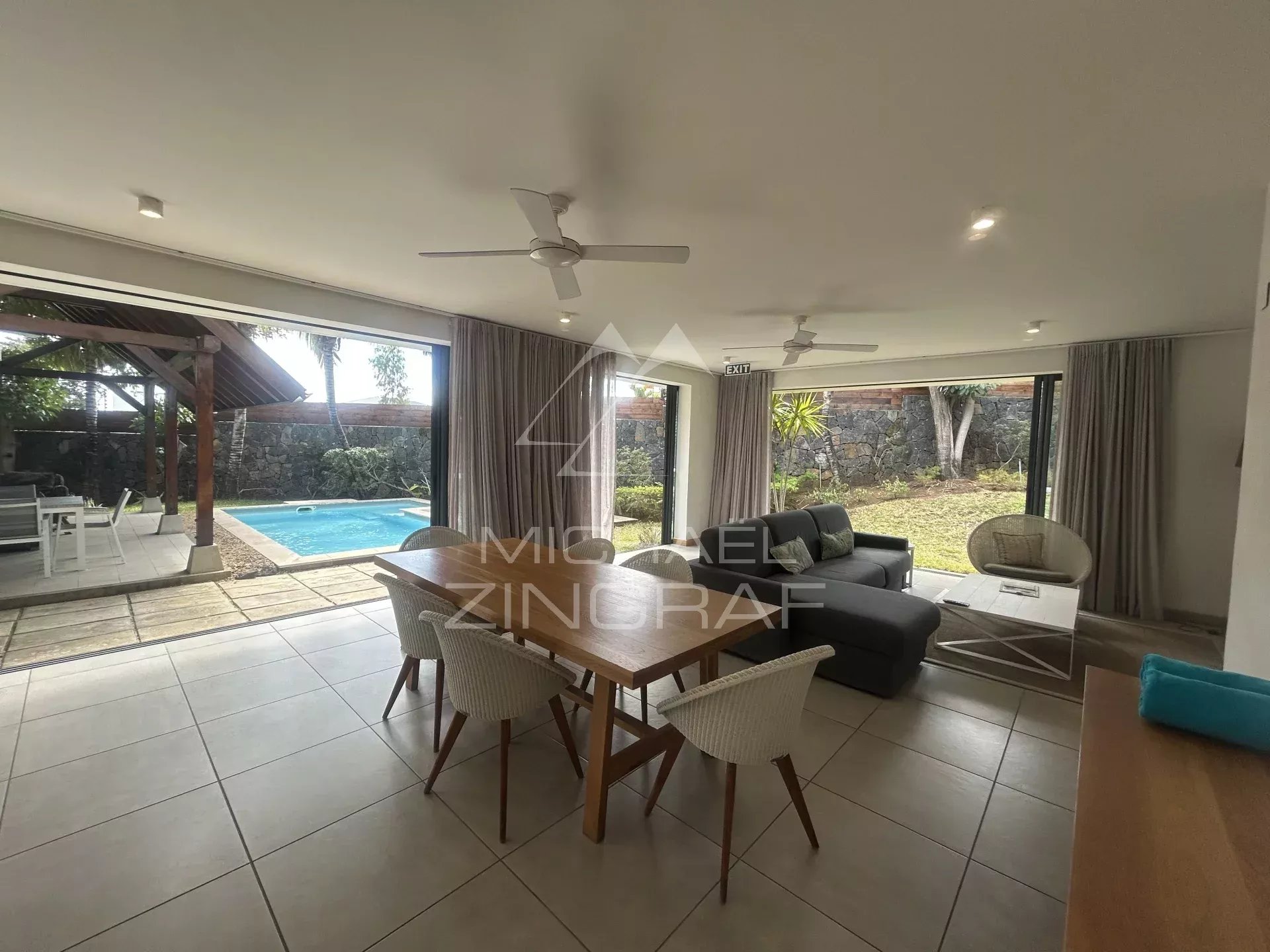 Intérieur d’une villa à Marguery Villas Intérieur d'une villa avec salon, salle à manger et accès à la piscine.