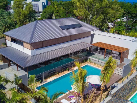 Vue aérienne d'une villa avec piscine entourée de verdure, près de Rivière Noire.