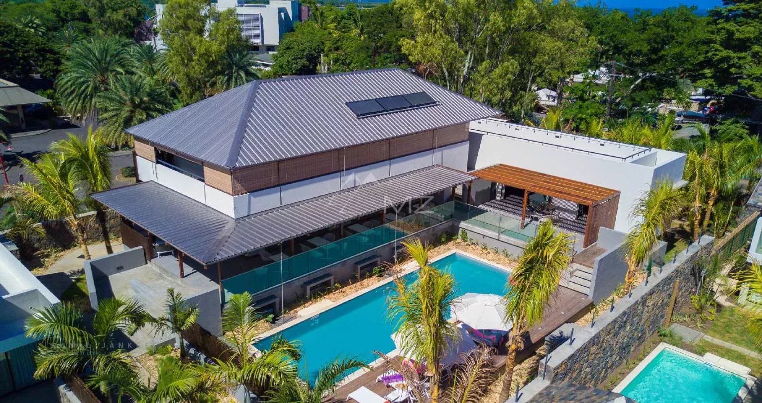 Villa avec piscine à Rivière Noire Vue aérienne d'une villa avec piscine entourée de verdure, près de Rivière Noire.