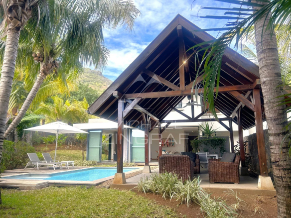 Villa avec piscine et espace extérieur à Rivière Noire, entourée de verdure.