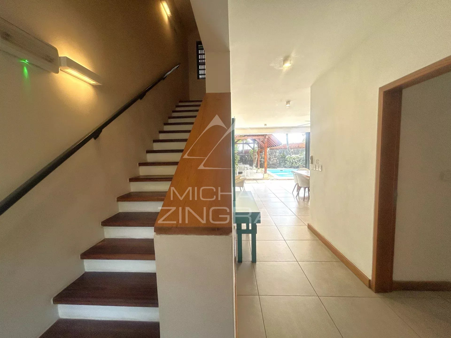 Intérieur de la villa à Marguery Villas Intérieur d'une villa avec escalier et accès à une salle à manger.