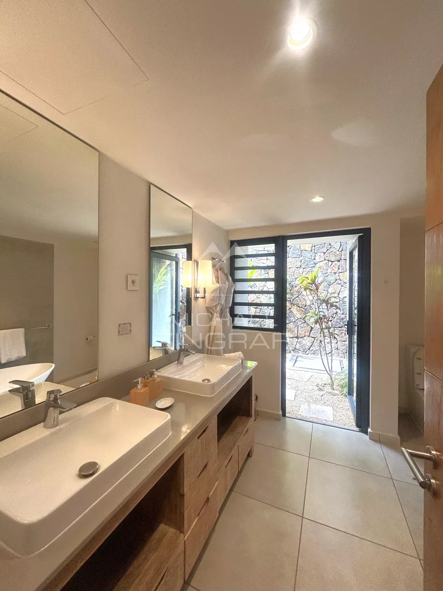 Salle de bain de Marguery Villas Salle de bain moderne avec lavabo et accès à un jardin extérieur