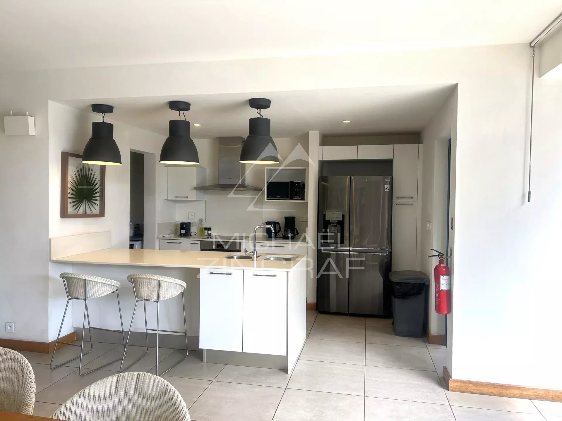 Cuisine de la villa Marguery Cuisine moderne d'une villa avec bar et équipements complets.