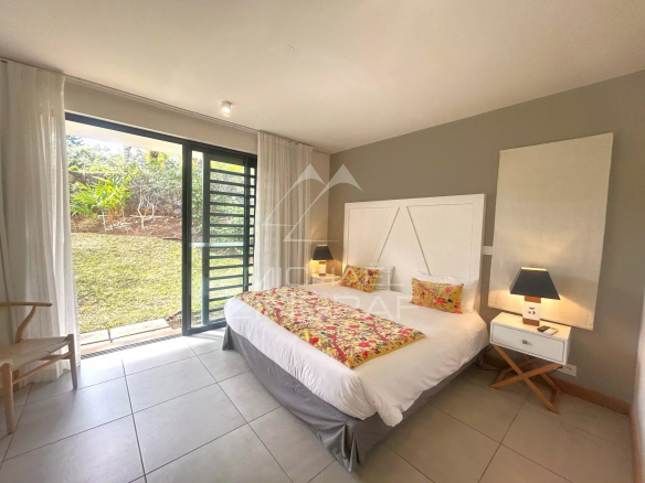 Chambre d'une villa avec lit double et accès à un jardin, Marguery Villas, Rivière Noire.