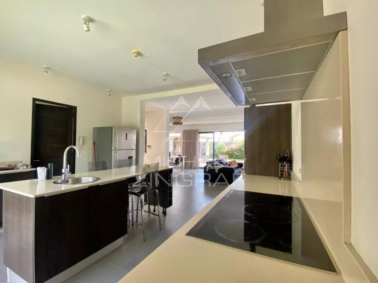 Cuisine moderne ouverte sur un espace de vie dans une villa à Grand Baie.