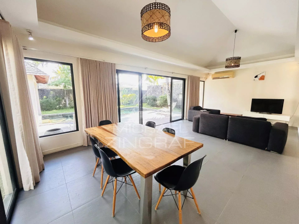 Intérieur d'une villa moderne avec salle à manger et séjour à Grand Baie