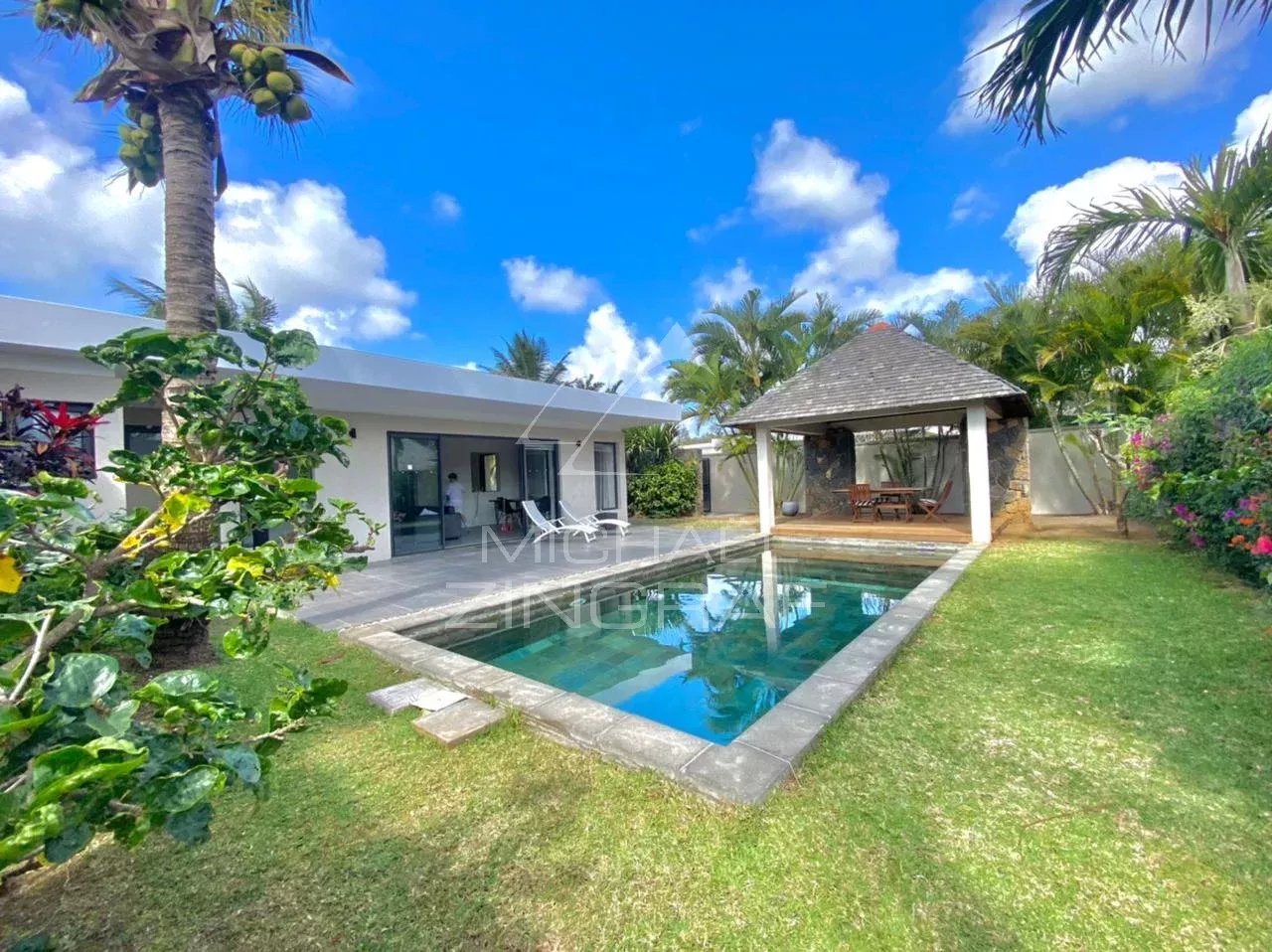 Villa moderne avec piscine et jardin dans une résidence sécurisée à Grand Baie.