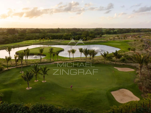Vue panoramique d'un terrain de golf avec palmiers et plans d'eau à Azuri Golf and Beach Resort.