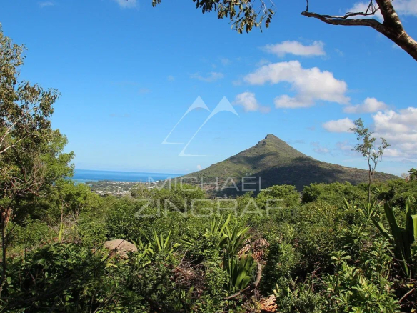 Vue panoramique sur la mer et les montagnes depuis une villa à Petite Rivière Noire, Île Maurice.