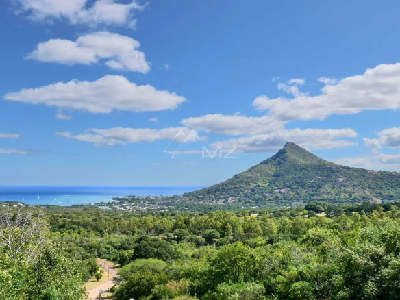 Vue panoramique sur la mer et les montagnes à Petite Rivière Noire, Île Maurice.