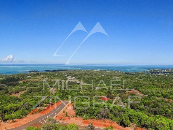 Vue panoramique de la côte ouest de l'île Maurice avec mer et montagnes.