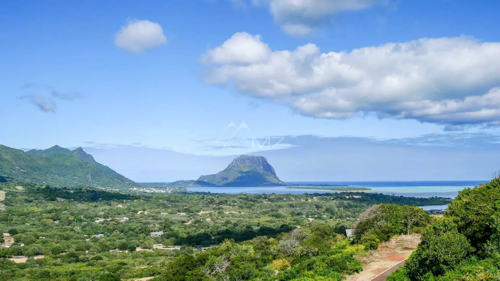 Vue sur la côte ouest de l’île Maurice Vue panoramique de la côte ouest de l'île Maurice avec montagnes et mer.