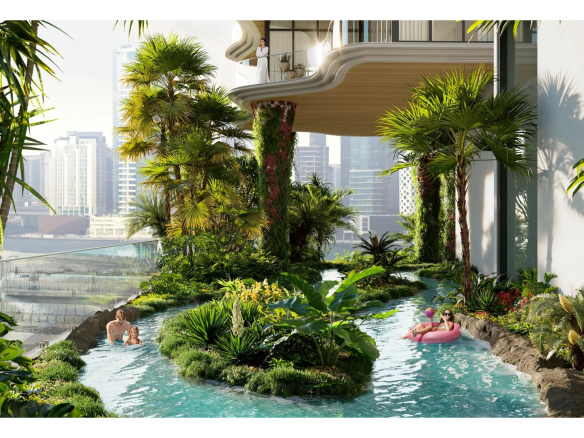 Terrasse végétalisée d'un loft à Dubaï avec un cours d'eau et des palmiers.