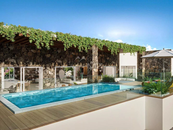 Penthouse avec piscine et vue sur la mer à Pereybere, entouré de verdure.