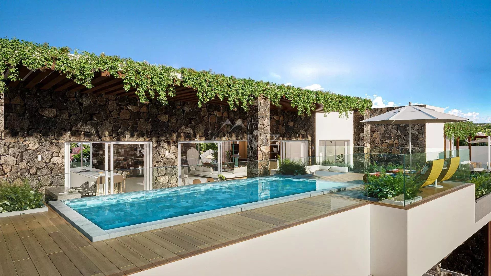 Penthouse avec piscine et vue sur la mer à Pereybere, entouré de verdure.
