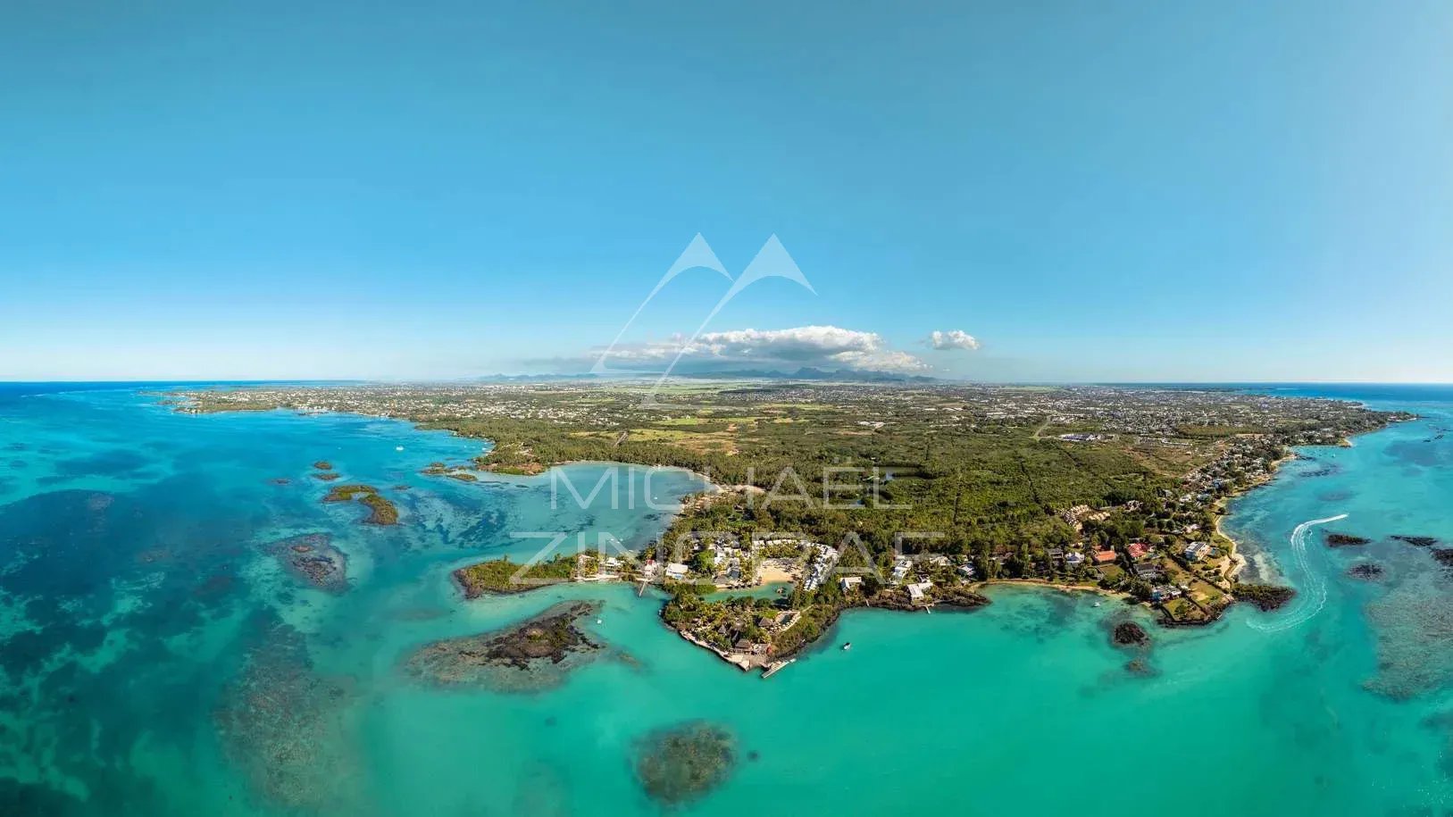 Vue aérienne de l'île Maurice montrant la côte et la nature environnante à Anse La Raie.
