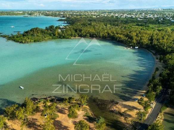 Vue aérienne de la côte d'Anse La Raie à l'île Maurice, montrant la mer et la végétation.