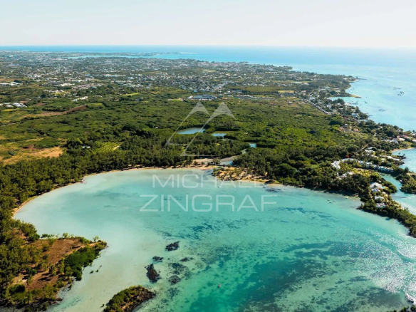 Vue aérienne de la nature préservée à Anse La Raie, Île Maurice, avec lagon et végétation luxuriante.