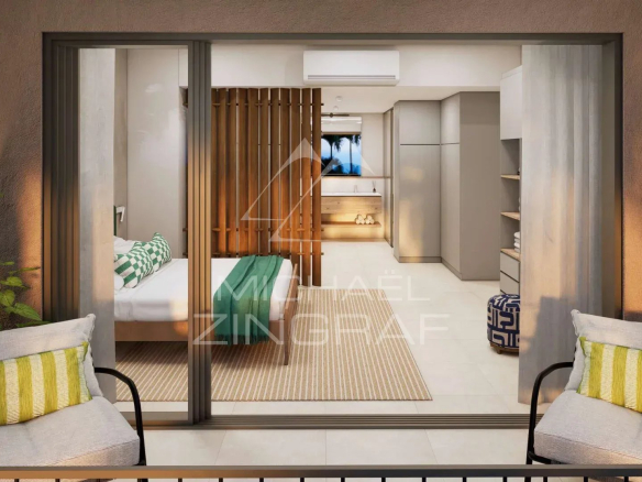 Intérieur d'une villa moderne avec vue sur le jardin, deux fauteuils et décoration contemporaine.