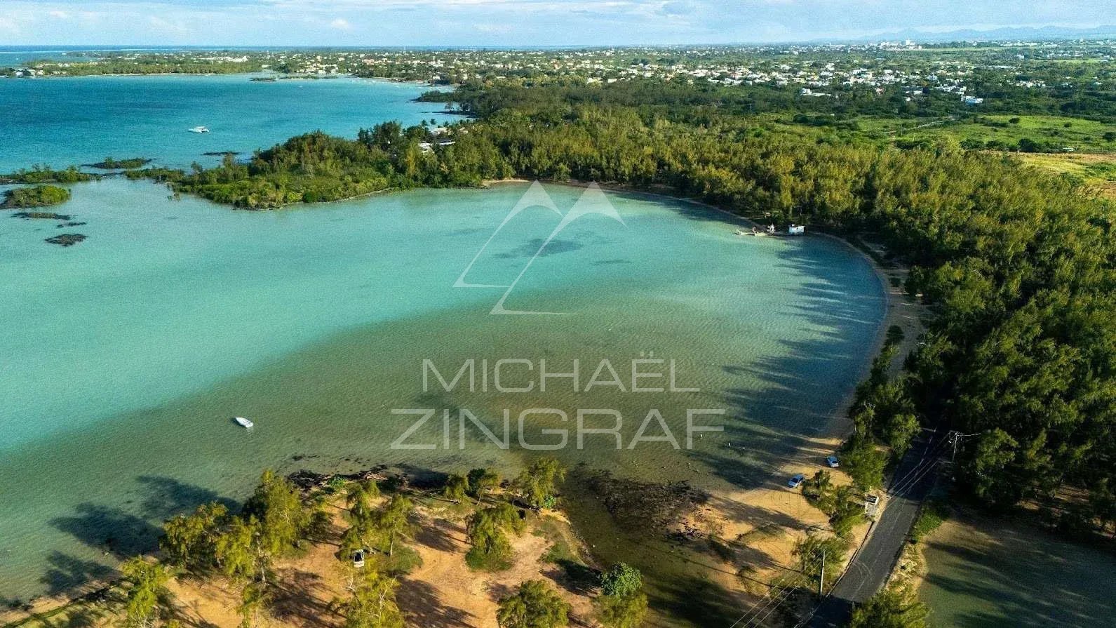 Vue aérienne de la côte d'Anse La Raie à l'île Maurice avec des villas et la mer.