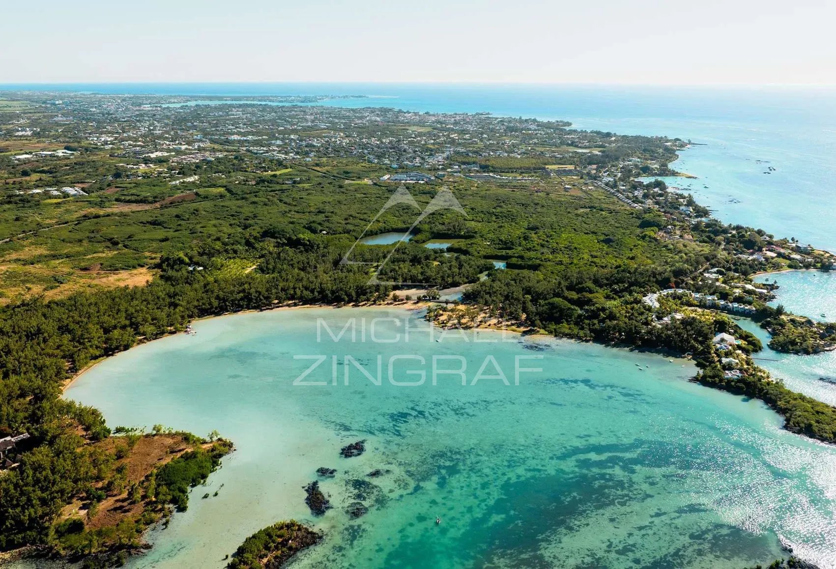 Vue aérienne de la région d'Anse La Raie à l'île Maurice, avec des paysages naturels et côtiers.