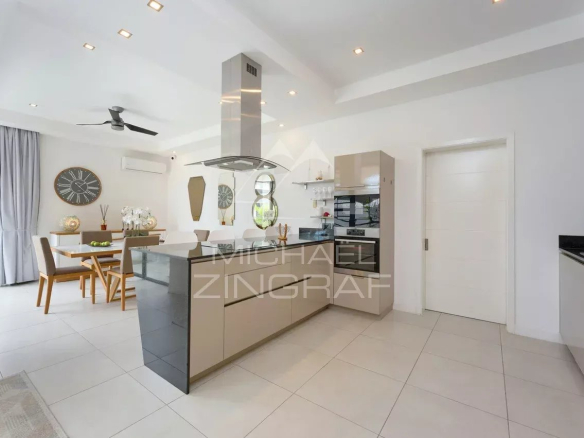 Intérieur d'une villa contemporaine avec cuisine moderne et salle à manger, Grand Baie.