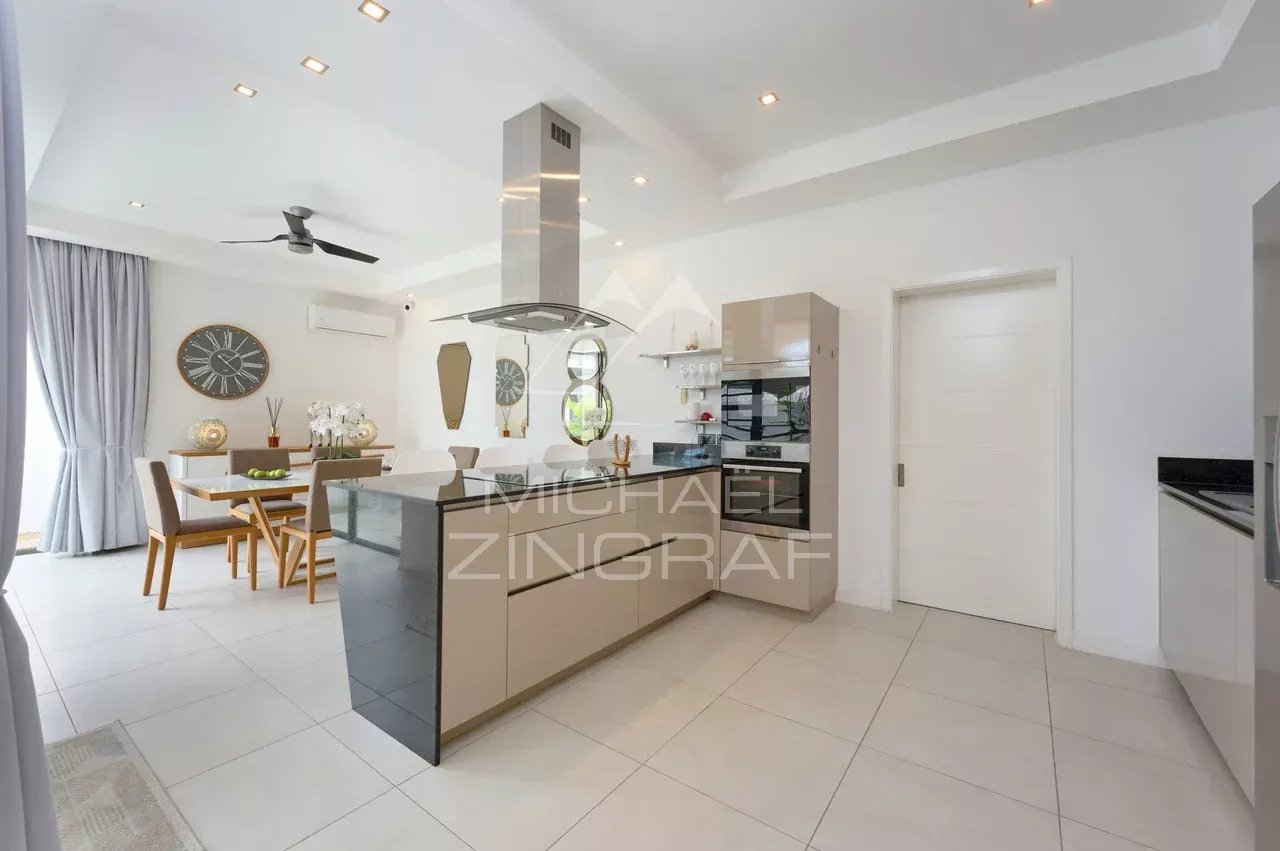 Intérieur d'une villa contemporaine avec cuisine moderne et salle à manger, Grand Baie.