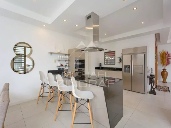 Intérieur moderne d'une villa avec cuisine ouverte et bar, Grand Baie.