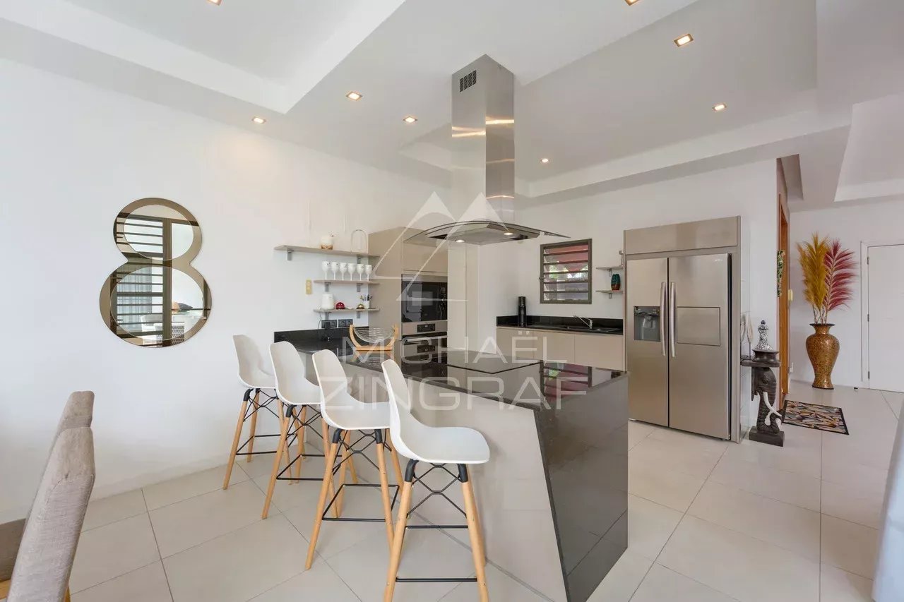 Intérieur moderne d'une villa avec cuisine ouverte et bar, Grand Baie.