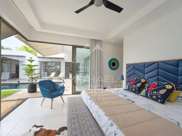 Chambre d'une villa contemporaine avec piscine à Grand Baie, décorée avec des meubles modernes et colorés.