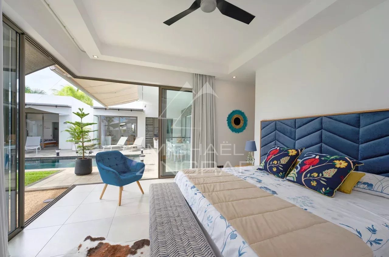 Chambre d'une villa contemporaine avec piscine à Grand Baie, décorée avec des meubles modernes et colorés.