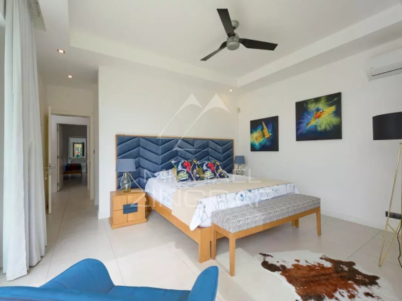 Chambre d'une villa contemporaine avec lit king size et décoration moderne à Grand Baie.