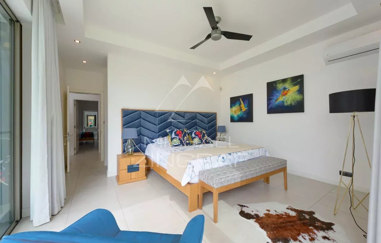 Chambre d'une villa contemporaine avec lit king size et décoration moderne à Grand Baie.