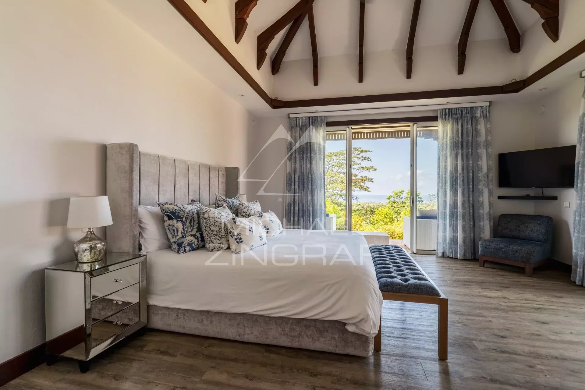 Elegant room in Valriche Spacious room with king-size bed and nature view, in Valriche.