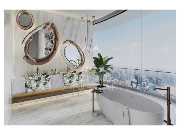 Salle de bain moderne avec baignoire et vue sur Dubaï.