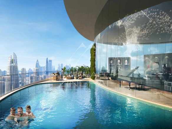 Duplex de luxe à Dubaï avec piscine et vue sur la ville.