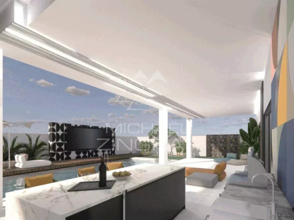 Intérieur moderne d'une villa avec cuisine ouverte et vue sur la piscine.