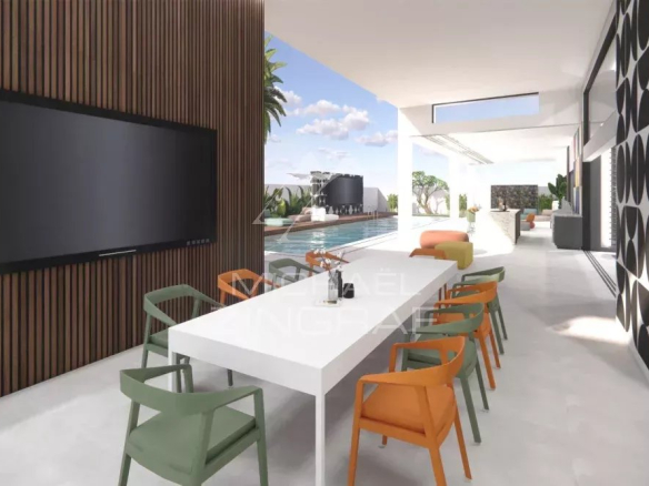 Intérieur d'une villa moderne avec salle à manger et piscine visible à l'extérieur à Grand Baie.