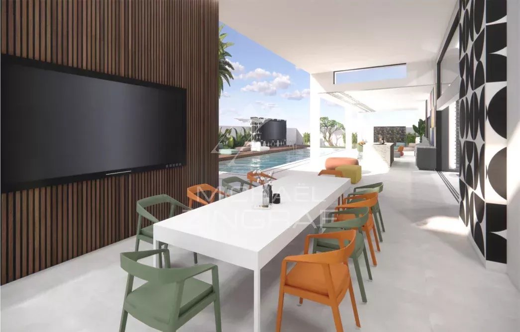 Intérieur de la villa LENI à Grand Baie Intérieur d'une villa moderne avec salle à manger et piscine visible à l'extérieur à Grand Baie.