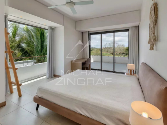 Room in a contemporary penthouse with golf views in Mont Choisy, Grand Baie.